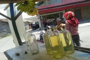 Mbah Suminah setia jualan premium eceran demi sekolahkan anak