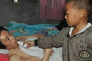 Kisah haru bocah 7 tahun rawat ayahnya yang lumpuh seorang diri, salut