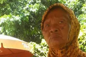 Pantang menyerah, Mbah Watiyem jalan kaki 7 jam jualan makanan kecil