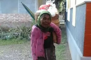 Tanpa alas kaki, Mbah Jiyem dari subuh berjalan 7 km jualan sayur