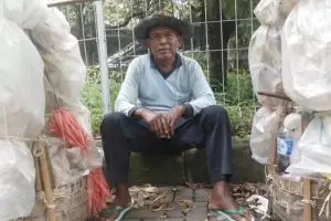 Lestarikan mainan tradisional, puluhan tahun Mbah Lim jual jekrekan