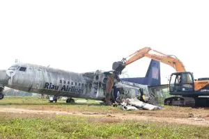 Pesawat di Lanud Halim Perdanakusuma dihancurkan ekskavator