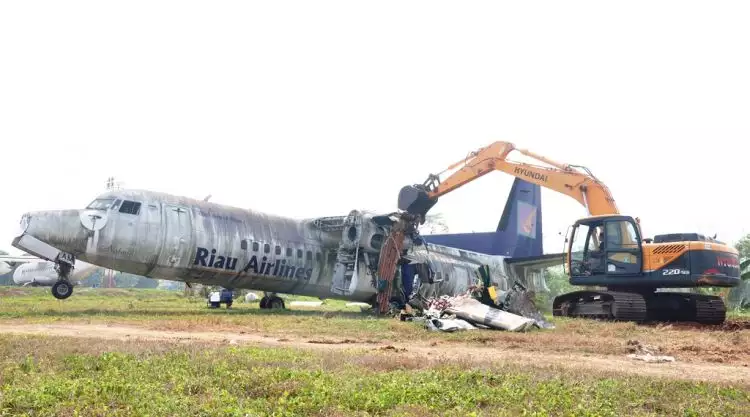 Pesawat di Lanud Halim Perdanakusuma dihancurkan ekskavator