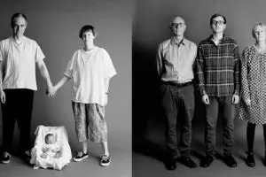 Orangtua dan anak ini berfoto dengan pose sama selama 22 tahun