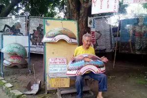 Kakek ini terjemahkan perasaan tukang becak dalam lukisan di selebor