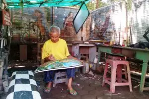 Sepi order, kakek pelukis selebor becak beralih melukis batu nisan