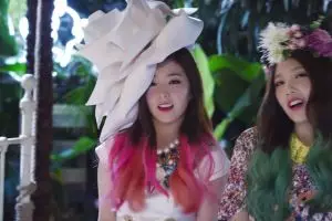 Jangan pakai 13 busana K-Pop ini di Indonesia, nanti kamu jadi norak!