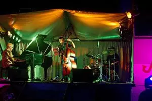 12 Negara yang gelar konser musik di atas bus, di antaranya Indonesia!