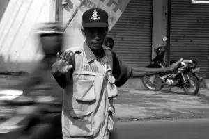 Tukang parkir di Jogja ini menuai pujian, kenapa ya?