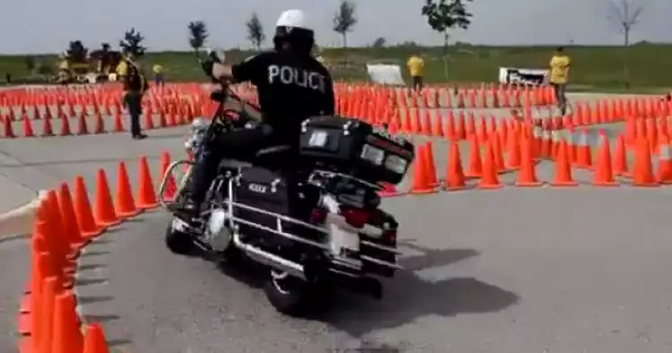 VIDEO: Skill polisi dengan moge yang bikin kagum