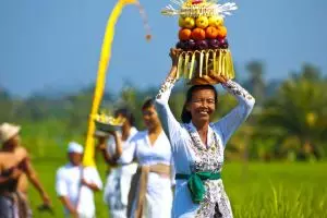 10 Kebiasaan orang Bali ini bikin turis kangen berat, kamu mau tahu?