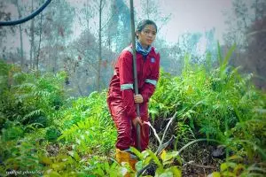 Gadis cantik ini memilih memadamkan api daripada 'meni-pedi', keren!