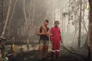Anak punk ini ikut padamkan kebakaran hutan tanpa alas kaki, salut!