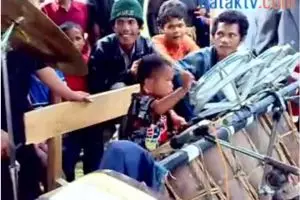 VIDEO: Bocah mungil ini lihai main alat musik Batak, sumpah keren!