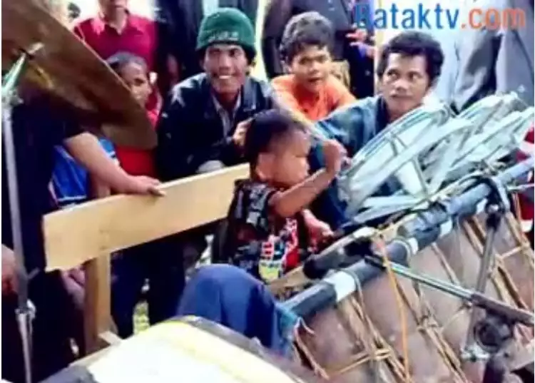 VIDEO: Bocah mungil ini lihai main alat musik Batak, sumpah keren!