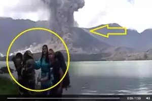 Anak Gunung Rinjani meletus, para pendaki kok asyik selfie, terlalu!