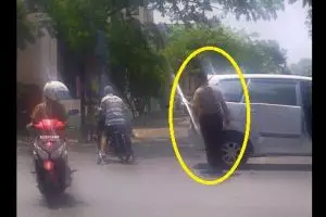 Mobilnya ditabrak, polisi ini tak marah dan malah bantu pengendara 