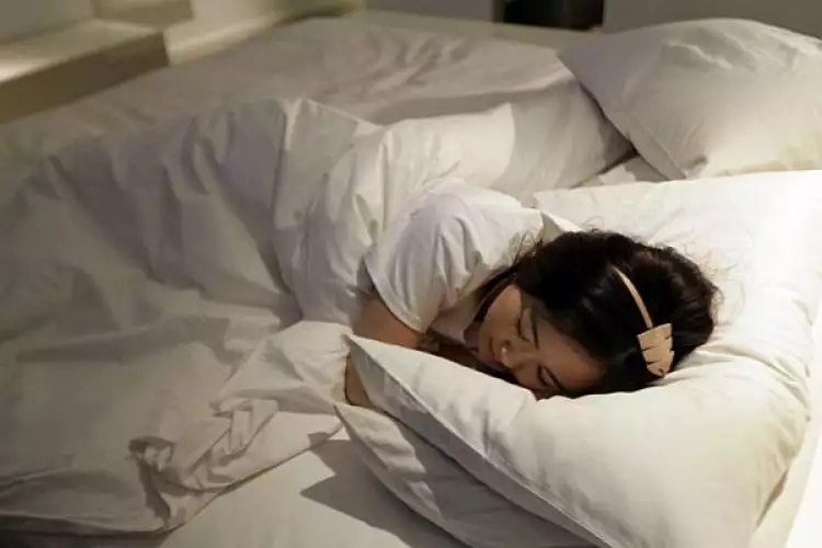 Kamu biasa mengorok saat tidur? Ini lho penyebabnya
