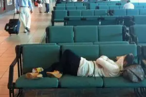 Kamu terjebak delay pesawat? Lakukan 10 hal ini, dijamin jadi ceria