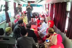 Pasangan pengantin ini akad nikah di dalam bus yang melaju