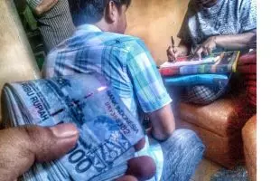 Para rentenir ini ciut nyalinya didatangi mobil ambulans, kok bisa?