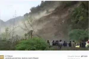 VIDEO: Bongkahan batu dan tanah runtuh menimbun jalan, ngeri!