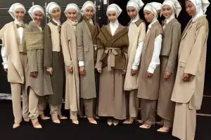 Ini dia gaya monokromatik, tren hijab di penghunjung 2015