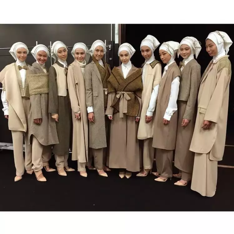 Ini dia gaya monokromatik, tren hijab di penghunjung 2015