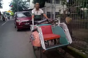 Medsos & bahasa Inggris menjadi daya pikat tukang becak ini, kenal?