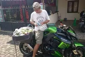 Orang Indonesia jualan sayur pakai motor sport, warga Malaysia kagum!