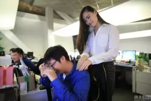 Perusahaan ini sewa gadis cantik 'layani' pegawai yang lembur, enak!