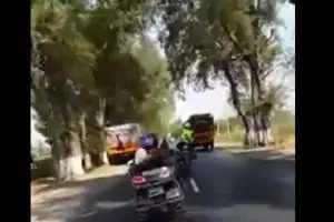 VIDEO: Kawal konvoi moge, petugas patwal lakukan gerakan berbahaya