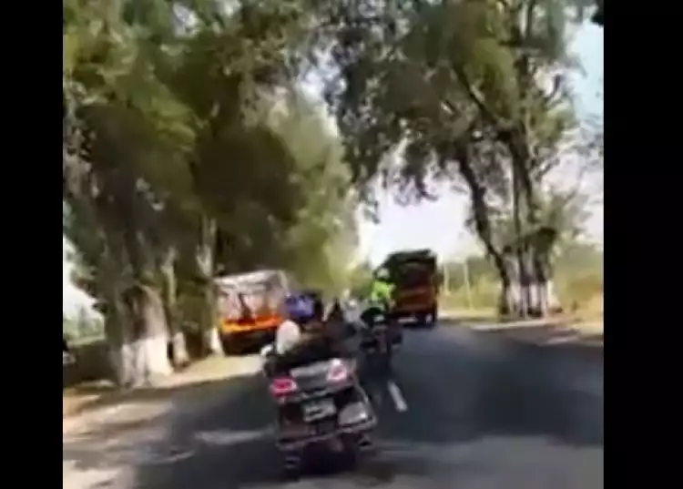 VIDEO: Kawal konvoi moge, petugas patwal lakukan gerakan berbahaya