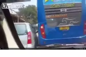 Bus ugal-ugalan, dari mau nabrak motor sampai nyenggol spion mobil