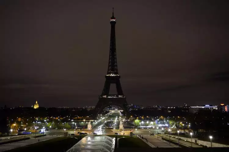 Prancis berkabung, Menara Eiffel ditutup dan lampu dipadamkan