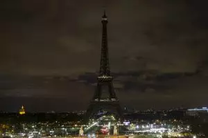 Kejadian-kejadian ngeri ini bikin lampu Eiffel dipadamkan, kamu tahu?