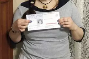 Ikuti aliran agama baru, wanita ini pakai topi tempat nasi di foto SIM