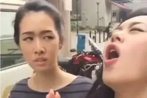 Kelakuan 2 cewek cantik dalam video 14 detik ini bikin geleng-geleng