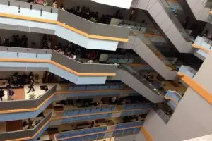 Hampir semua mahasiswa Binus memakai baju hitam, mereka berduka...