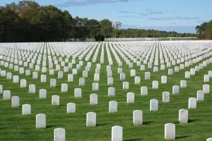 Bertahun-tahun warga di sini memakamkan keluarganya di depan rumah