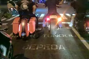 Pengendara Moge ambil tempat berhenti sepeda ini jadi perbincangan