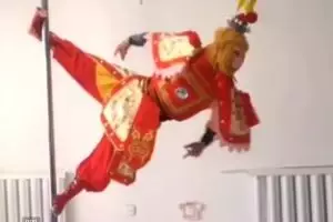 VIDEO : Wah, Sun Go Kong ternyata bisa Pole Dance