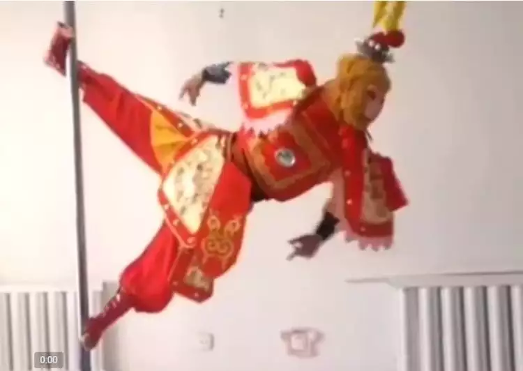 VIDEO : Wah, Sun Go Kong ternyata bisa Pole Dance