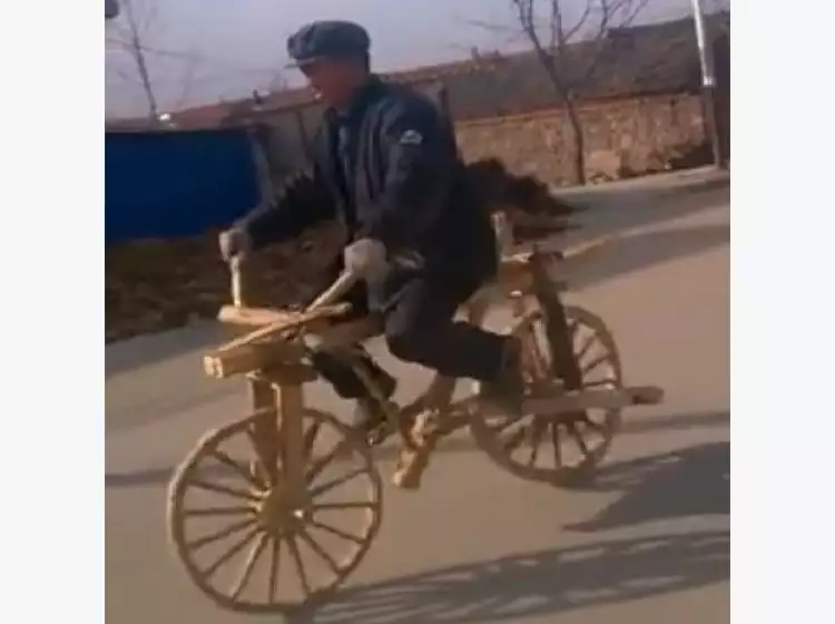 VIDEO : Pria ini kendarai sepeda kayu yang rodanya pun dari kayu