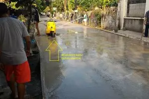 Vespa antik & keren ini terendam semen basah di jalan desa, kok bisa?