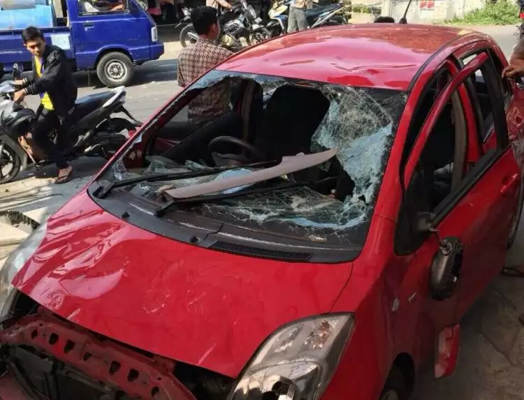 Rombongan kampanye rusak mobil hebohkan netizen