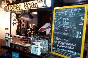 Dari gerobak sederhana, Dayu dan Deni ciptakan kafe kopi berjalan