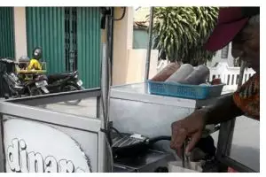 Pantang menyerah, Mbah Dongkrak kayuh sepeda 70 kilometer jual burger