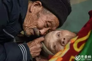 Ini wujud cinta sejati, suami setia rawat istri lumpuh selama 57 tahun