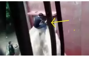 VIDEO: Lelaki ini berjibaku selamatkan korban banjir besar, heroik!